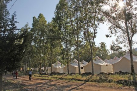 Yayladağı'nda Suriyeli Sığınmacılar İçin Türk Kızılayı Tarafından Açılan Çadırken