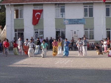 Yaylakaya İlköğretim Okulu katmer şenliği düzenledi
