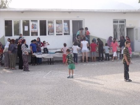 Yaylakaya İlköğretim Okulu katmer şenliği düzenledi