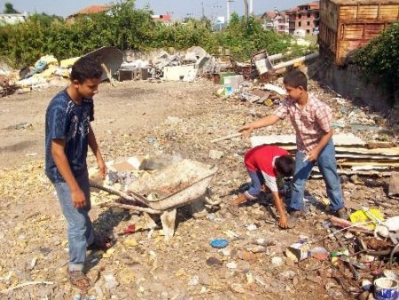 Yaz Tatillerinde Devrek'te Hurda Toplayarak Geçiniyorlar