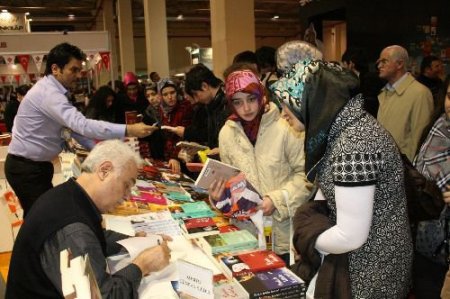 Yazar Ahmet Günbay Yıldız, Bursa 8. Kitap Fuarı'nda Kitaplarını İmzaladı
