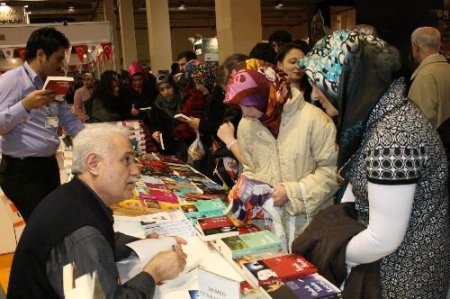 Yazar Ahmet Günbay Yıldız, Bursa 8. Kitap Fuarı'nda Kitaplarını İmzaladı