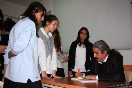 Yazar Ali Ural'dan Öğrencilere Tavsiye: Her Kitabı İki Kere, İçselleştirerek Okuyun