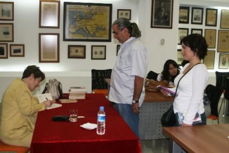 Yazar Ayla Kutlu: Aşkı Memnu Ve Yaprak Dökümü'nün Yazarları Mezarlarında Rahat Değil