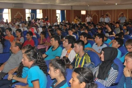 Yazar Çamlıca: Aileler şikayet yerine gençlerle iletişim kurmalı