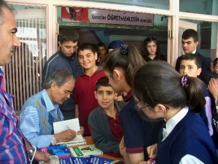 Yazar Kavaklı Muş'ta ortaokul öğrencileriyle buluştu