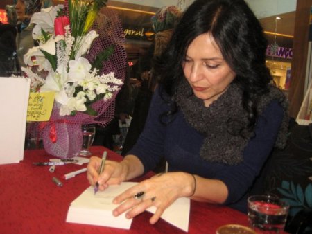 Yazar Nazan Bekiroğlu Erzurum'da okurlarıyla buluştu