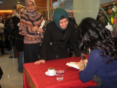 Yazar Nazan Bekiroğlu Erzurum'da okurlarıyla buluştu