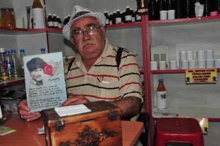 Yazdığı Atatürk Şiirini Kartta Bastırdı, Gelirini Mehmetçik Vakfı'na Bağışlayacak