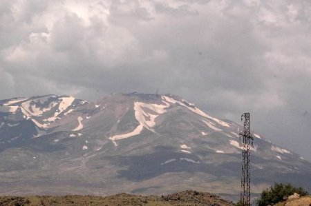 Yazın Ortasında Süphan Dağı'nda Kar Kalınlığı 1 Metre