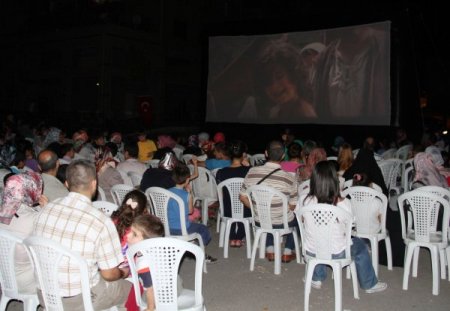 Yazlık sinemalara vatandaş ilgisi