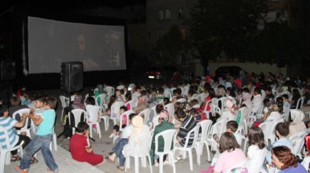 Yazlık sinemalara vatandaş ilgisi