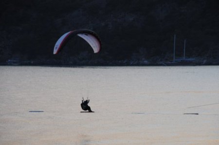 Yedek Paraşütünü Açan İranlı Pilot Denize Düştü