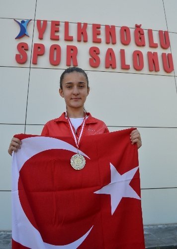 Yelkenoğlu Koleji Karate şampiyonasında dünya ikincisi çıkardı