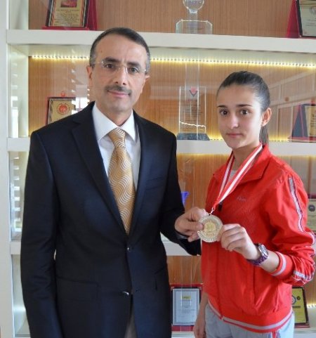 Yelkenoğlu Koleji Karate şampiyonasında dünya ikincisi çıkardı