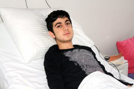 Yemek sonrası yuttuğu kürdan bağırsaklarını deldi