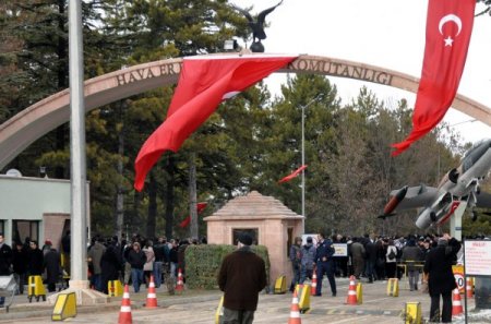 Yemin törenine kızamık engeli