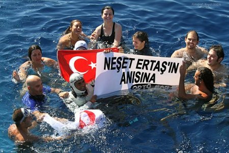 Yeni bir dünya rekoru daha kıran Ulusoy, rekoru Neşat Ertaş'a adadı