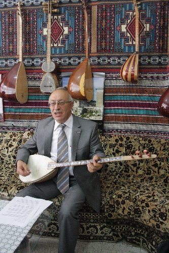 Yeni bir enstrüman üretti adını da ‘sazuta’ koydu