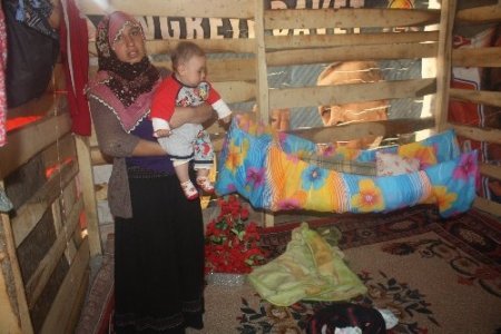 Yeni doğan çocuğuyla barakada yaşayan kadın yardım bekliyor