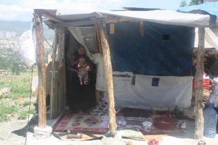 Yeni doğan çocuğuyla barakada yaşayan kadın yardım bekliyor