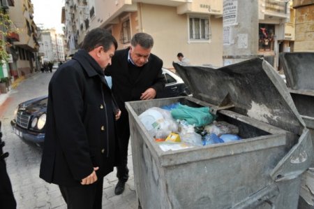 Yeni doğmuş bebeği çöpe attılar