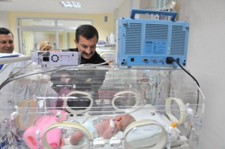 Yeni doğmuş bebeği çöpe attılar