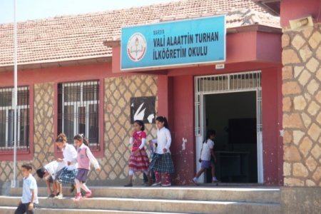 'Yeni eğitim yılına çatlayan duvarlar ve pis tuvaletlerle başladılar'