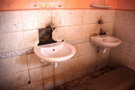 'Yeni eğitim yılına çatlayan duvarlar ve pis tuvaletlerle başladılar'