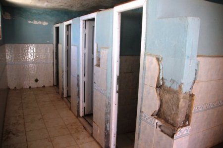 'Yeni eğitim yılına çatlayan duvarlar ve pis tuvaletlerle başladılar'