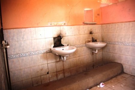 'Yeni eğitim yılına çatlayan duvarlar ve pis tuvaletlerle başladılar'