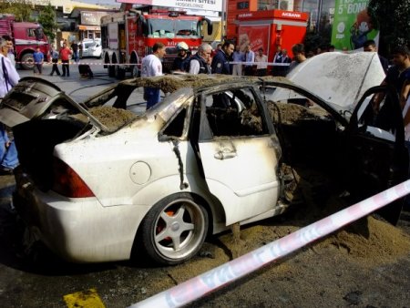 Yeni evlenen çift, alevlerin arasında kaldı