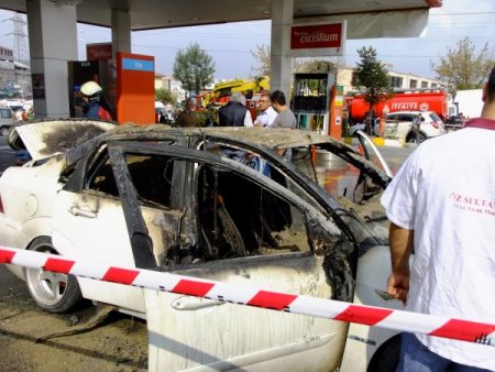 Yeni evlenen çift, alevlerin arasında kaldı