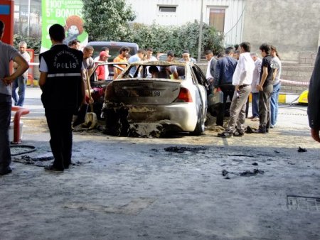 Yeni evlenen çift, alevlerin arasında kaldı