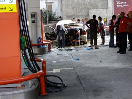 Yeni evlenen çift, alevlerin arasında kaldı