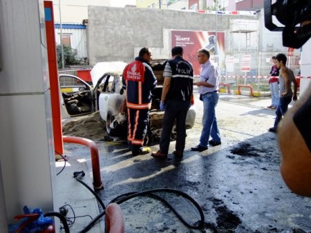 Yeni evlenen çift, alevlerin arasında kaldı