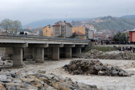 Yeni Köprü 'Çatlak Olduğu' İddiası Üzerine Trafiğe Kapatıldı