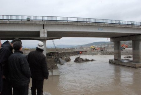 Yeni Köprü 'Çatlak Olduğu' İddiası Üzerine Trafiğe Kapatıldı