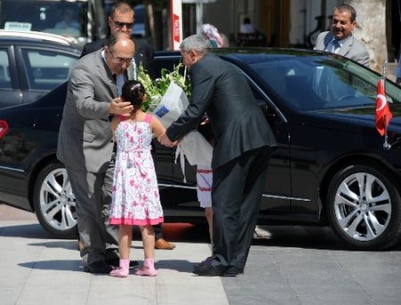 Yeni Manisa Valisi Abdurrahman Savaş şehre geldi
