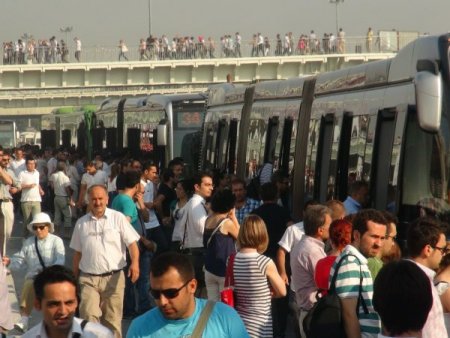 Yeni Metrobüs Durağında Gişe İzdihamı