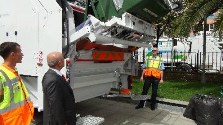Yeni nesil çöp toplama araçları Kadıköy'de hizmete girdi