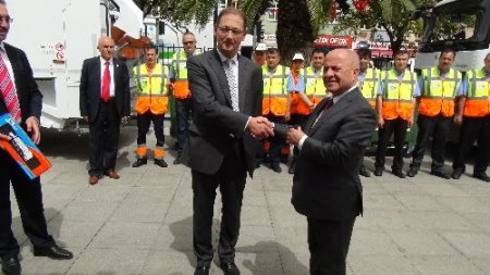 Yeni nesil çöp toplama araçları Kadıköy'de hizmete girdi