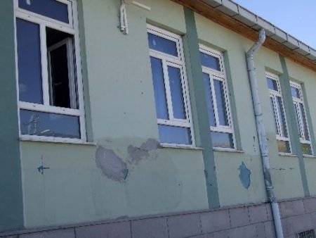 Yeni Okulun Sıvaları 3 Yılda Döküldü