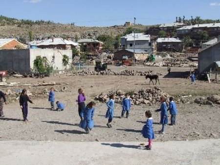 Yeni Okulun Sıvaları 3 Yılda Döküldü