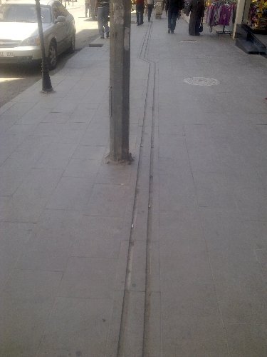 Yeni yapılan kaldırımlardaki engelli yolları engel dolu