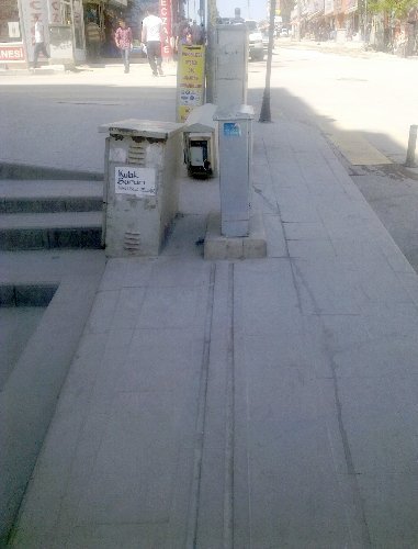 Yeni yapılan kaldırımlardaki engelli yolları engel dolu