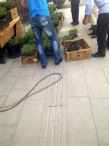 Yeni yapılan kaldırımlardaki engelli yolları engel dolu