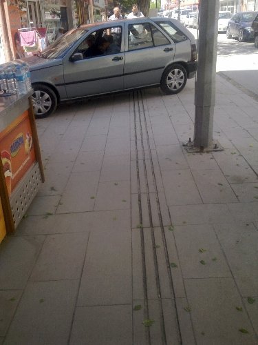 Yeni yapılan kaldırımlardaki engelli yolları engel dolu