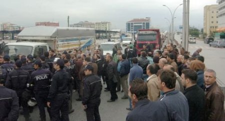 Yeni Yerlerini Beğenmeyen Pazarcılar Yol Kapatıp Eylem Yaptı
