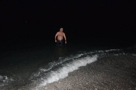 Yeni yılı, Karadeniz’in soğuk sularına girerek karşıladı